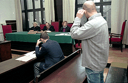Oskarżony Piotr L. (stoi). Fot. Rzeczpospolita, 1999-12-03